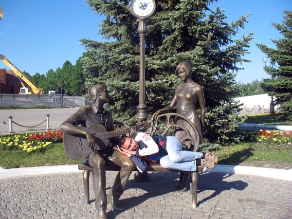 Скульптура Влюбленные от Мегафона в Тольятти