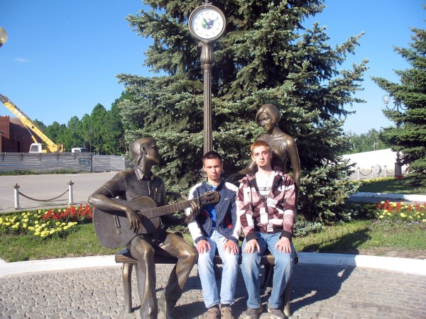 Скульптура Влюбленные от Мегафона в Тольятти