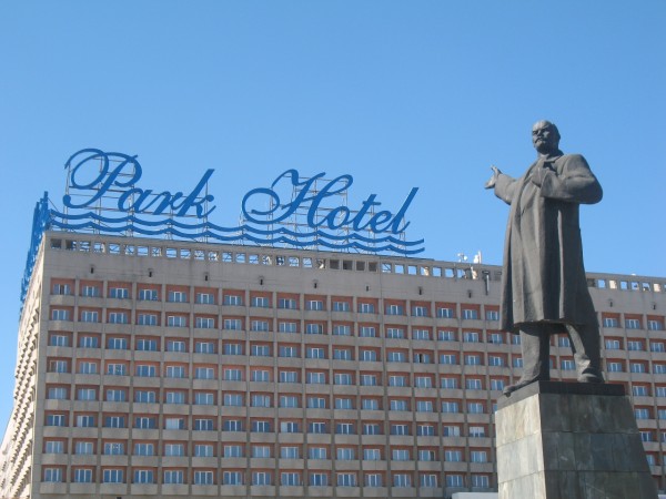 Памятник Ленину и Park Hotel на площади Ленина