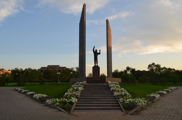 Памятник Юрию Гагарину - первому космонавту Земли