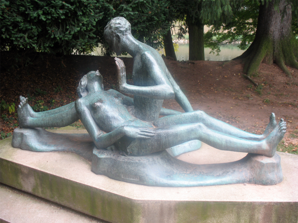 Скульптура в парке Йирасковы сады в Градец Кралове