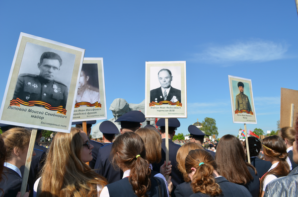 Бессмертный полк на демонстрации в Брестской крепости